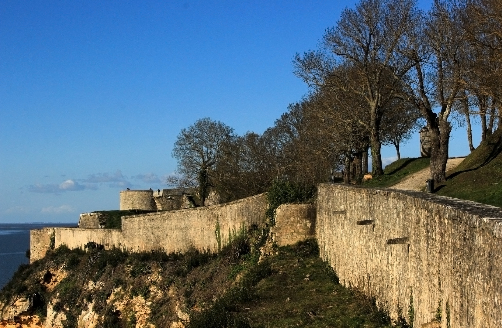 Chemin des ramparts photo et image france architecture hiver