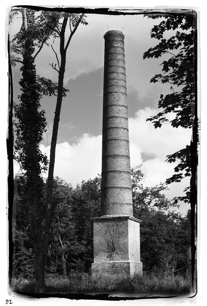 cheminée d'usine désafectée. plachy buyon 80160