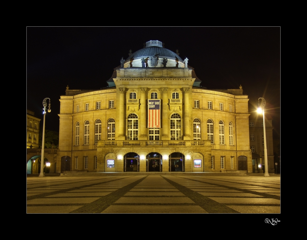 Chemnitzer Opernhaus bei Nacht