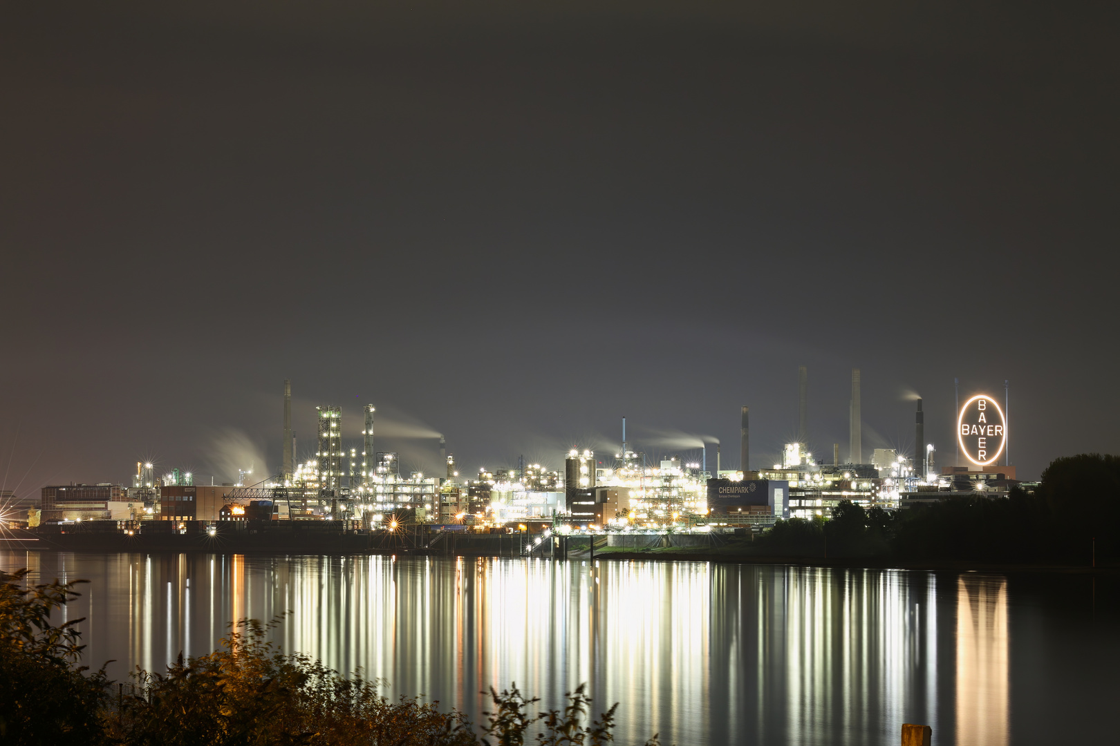 Chempark Leverkusen bei Nacht.