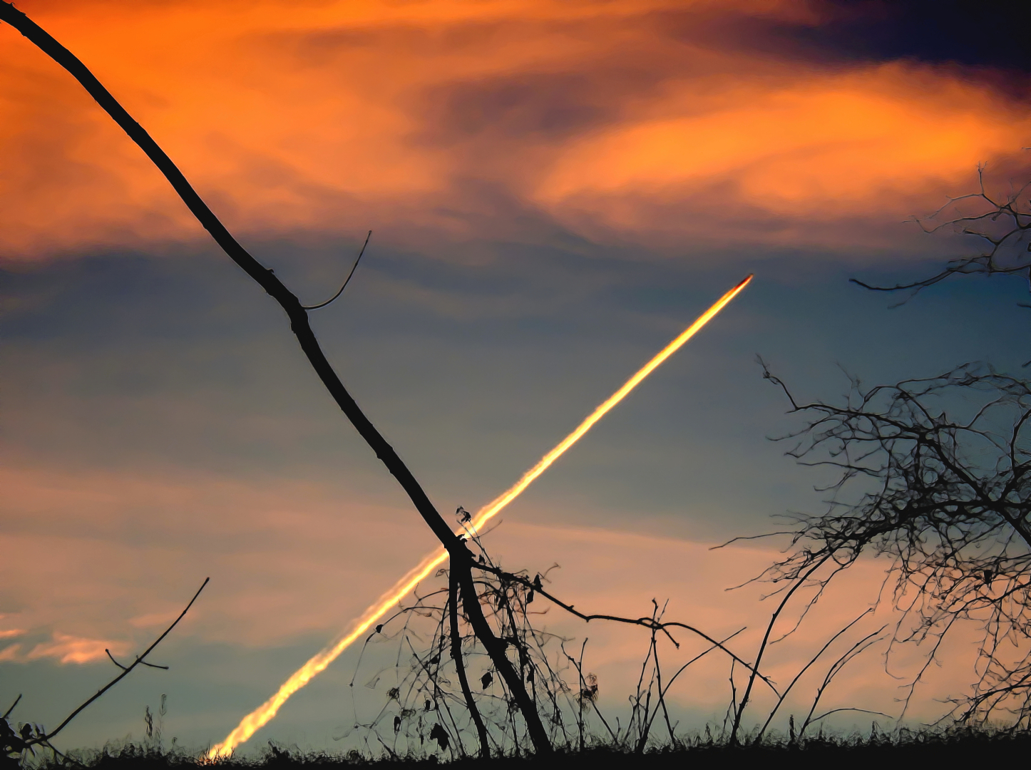 CHEMTRAIL-STREIFEN IM SONNENLICHT ...