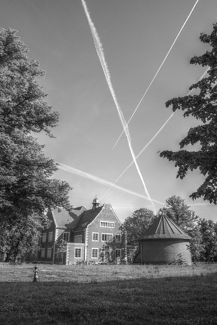 Chemtrails über dem Helios Klinikum Berlin Buch