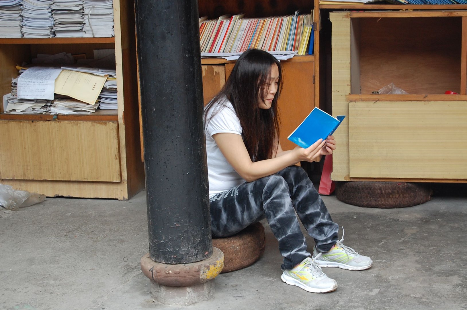 Chengdu 2013: Mädchen liest in buddhistischen Schriften