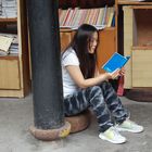 Chengdu 2013: Mädchen liest in buddhistischen Schriften