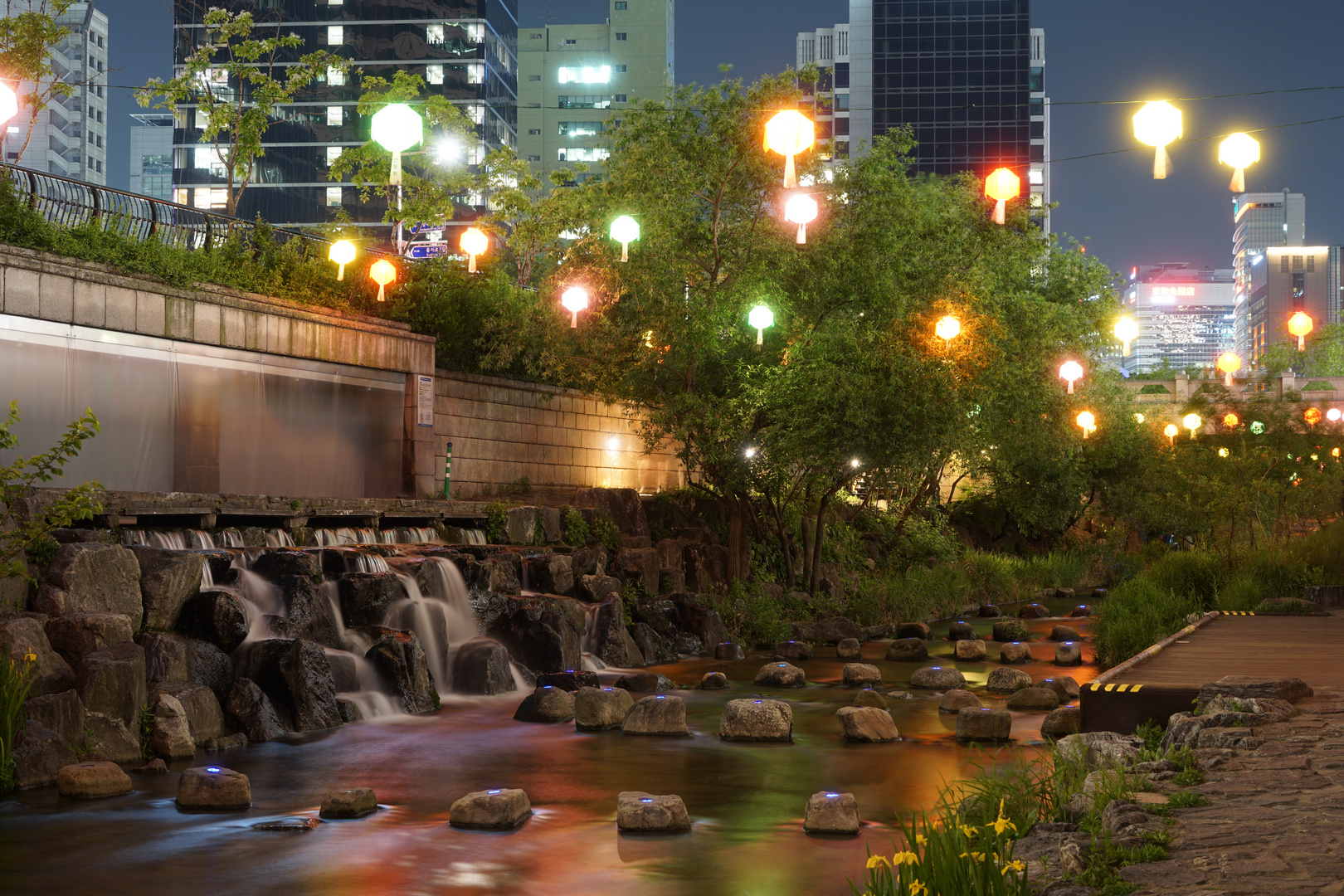 Cheonggyecheon in Seoul bei Nacht