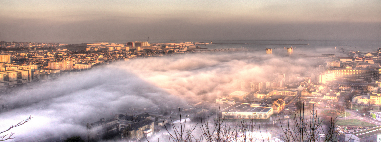 CHERBOURG DANS LE BROUILLARD