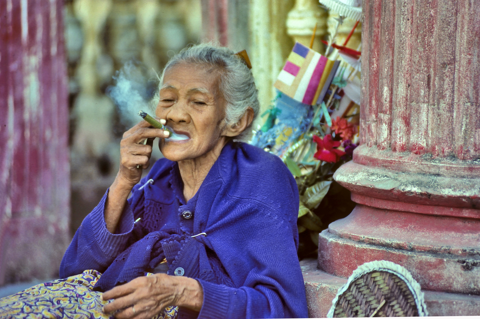 Cheroot rauchende Frau in Myanmar