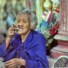 Cheroot rauchende Frau in Myanmar