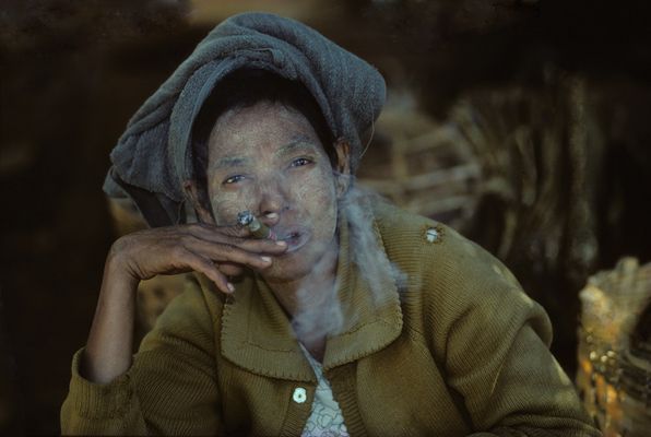 Cheroot rauchende Marktfrau