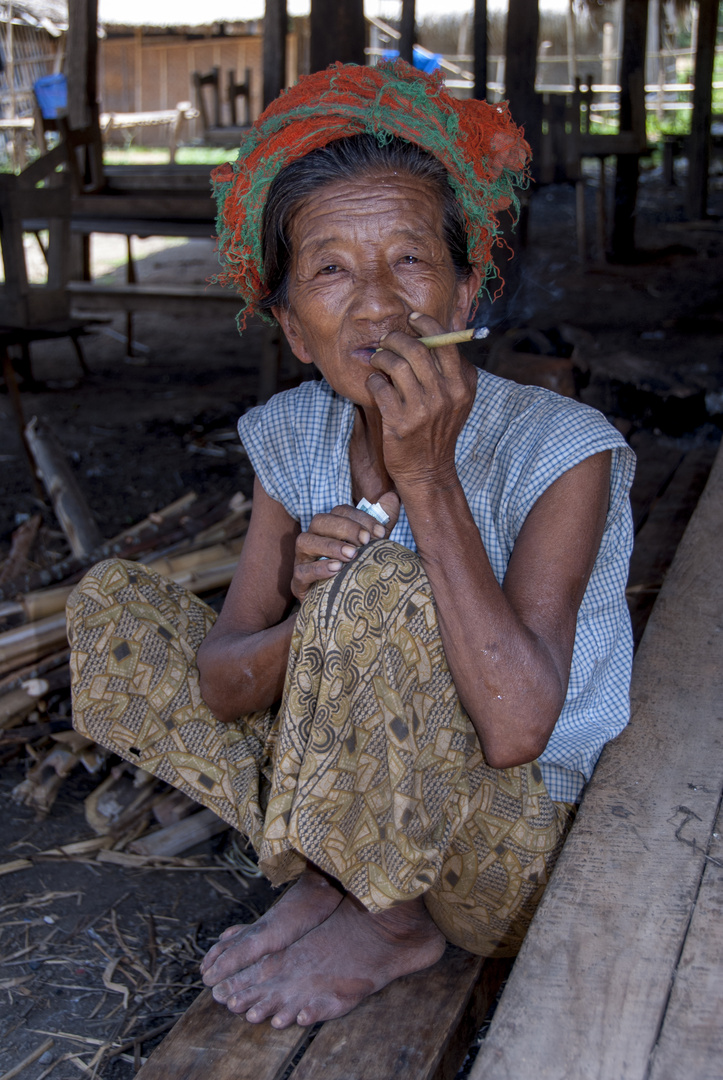 Cheroot Smoker