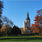 Chevet et clocher de l’Eglise Saint-Nicolas en automne