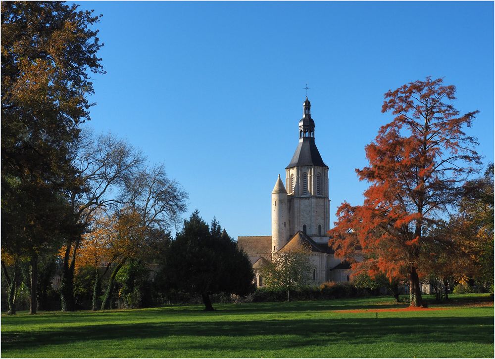 Chevet et clocher de l’Eglise Saint-Nicolas en automne