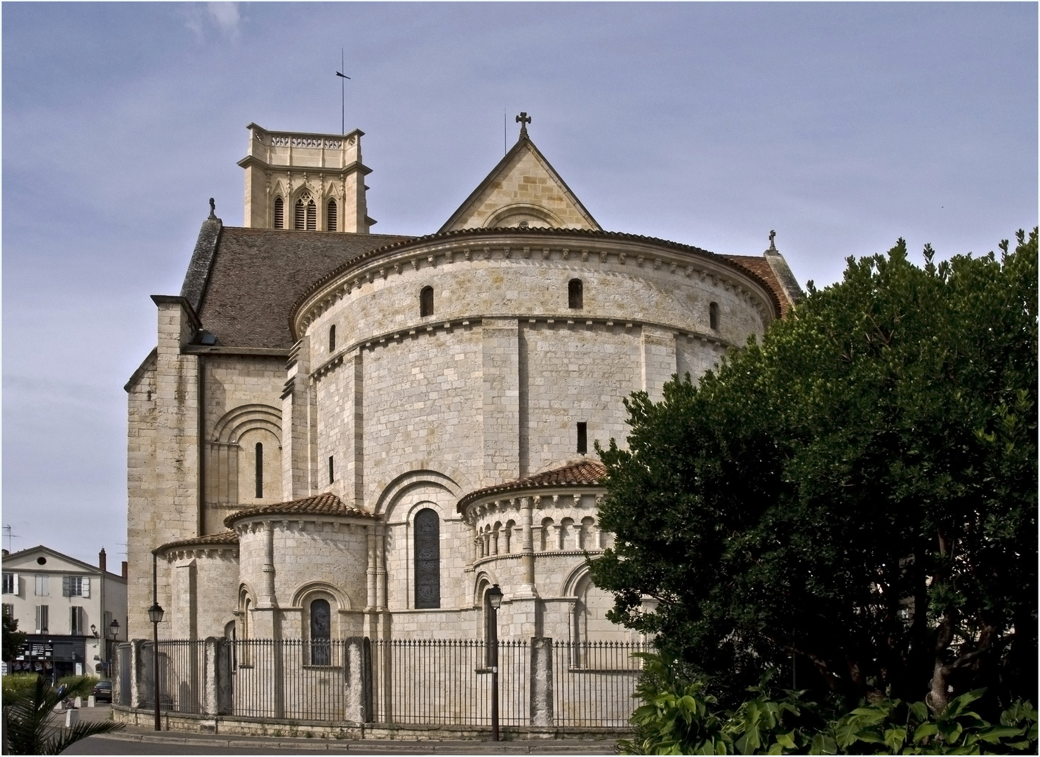 Chevet roman de la Cathédrale Saint-Caprais