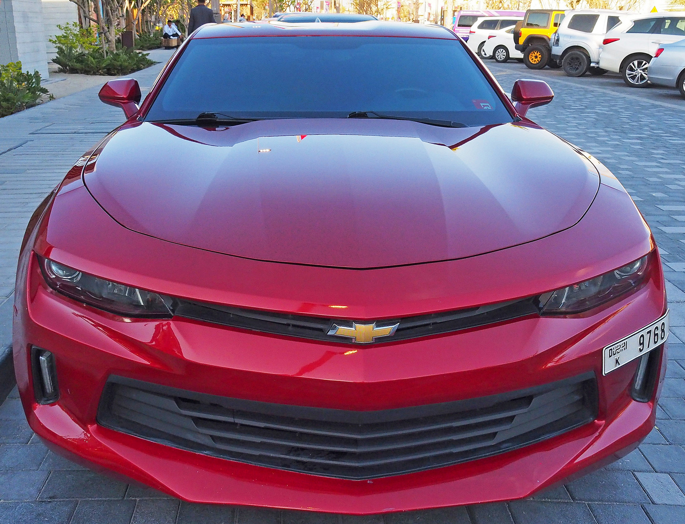 Chevrolet Camaro dans une rue de Dubaï