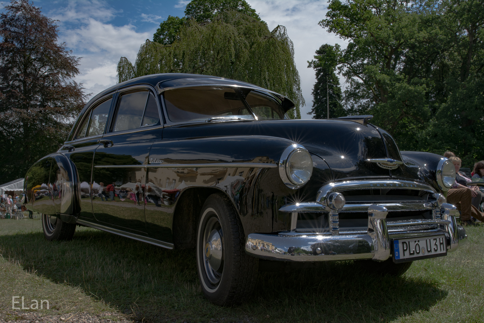 Chevrolet DeLuxe am Schloss