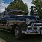 Chevrolet DeLuxe am Schloss