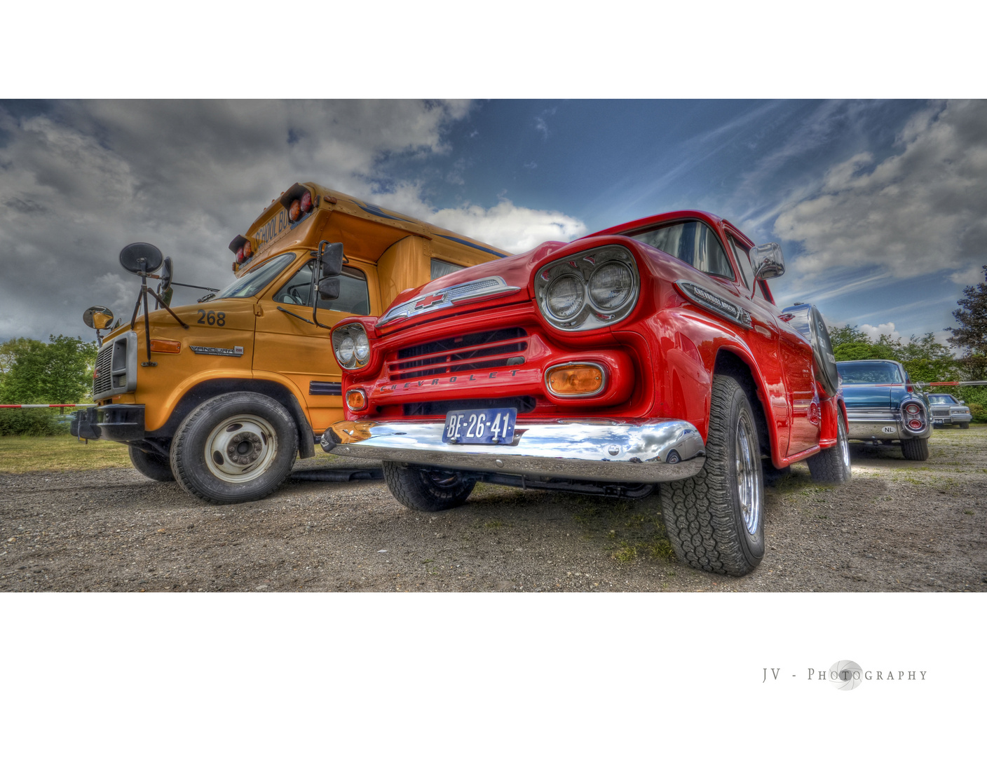 Chevy Pickup und Schulbus