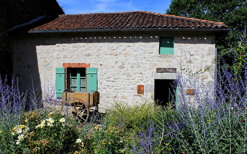 Chez Angèle.........