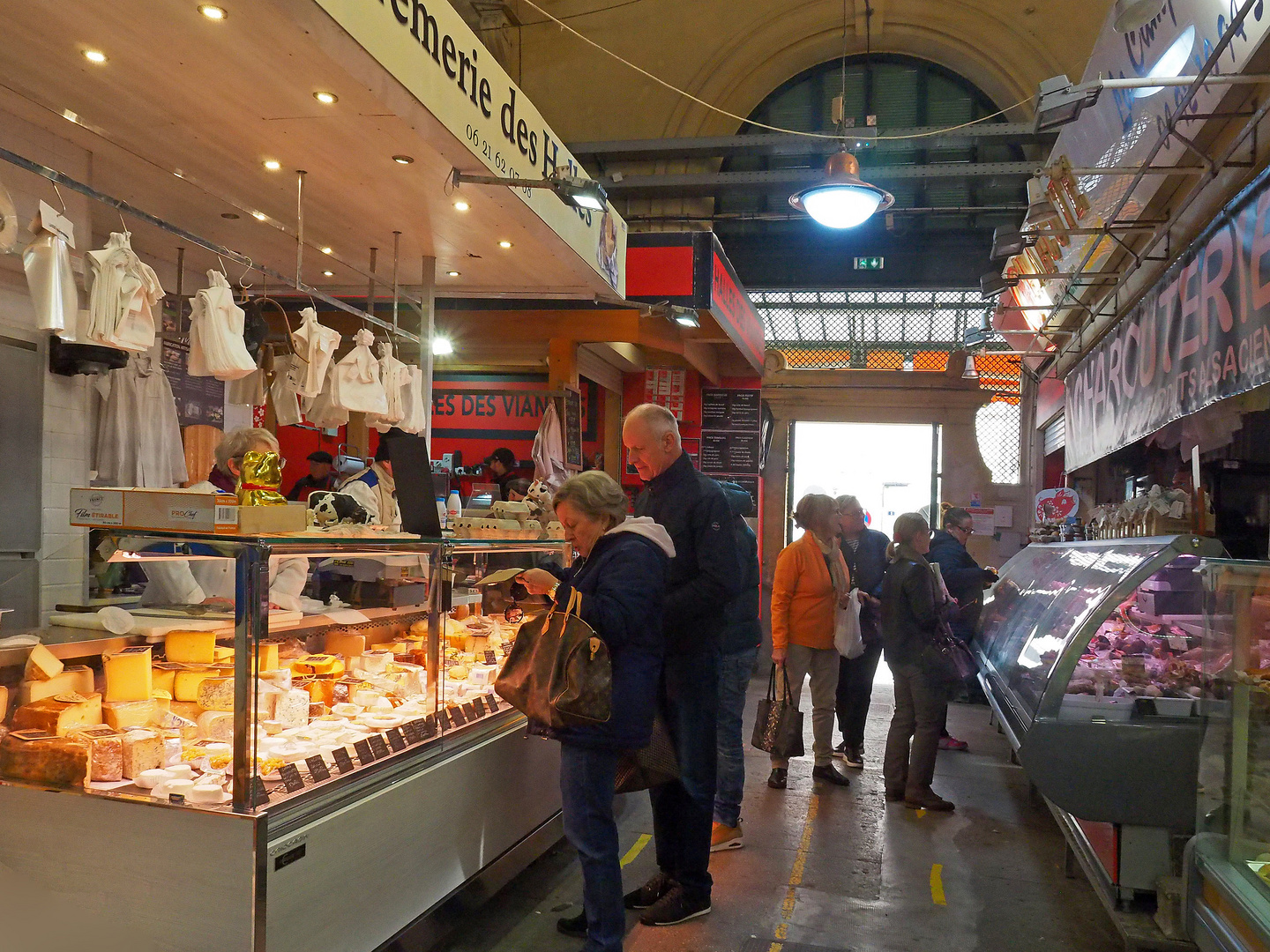 Chez le fromager au marché de Menton