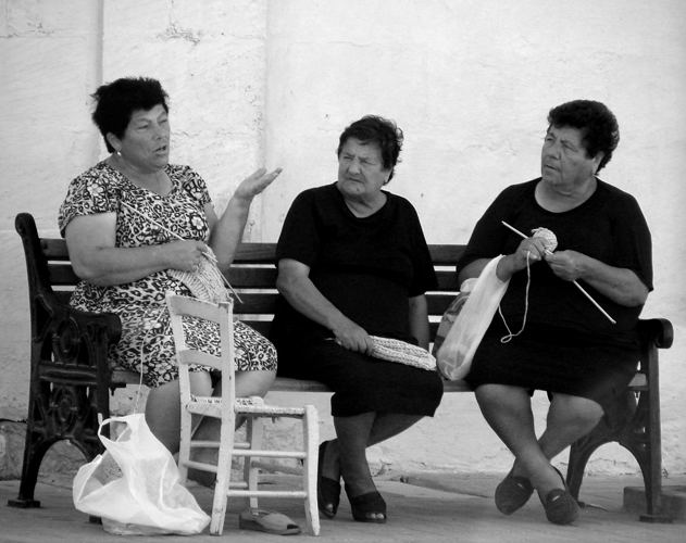 Chiaccherando in piazza fra ferri e matasse