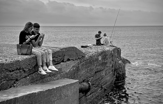 Chiacchierare... pescare... cellulare!