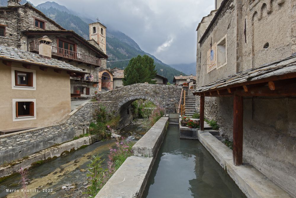 Chianale: il vecchio lavatoio, la meridiana ed il Varaita