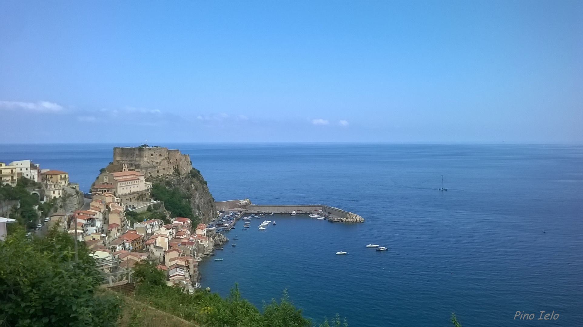 Chianalea di Scilla - Il castello Ruffo situato su uno sperone di promontorio