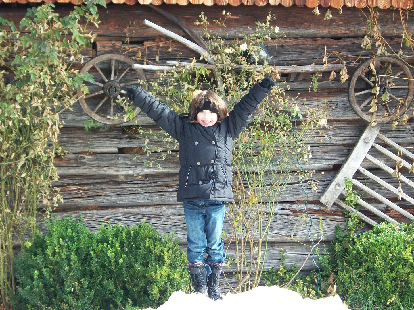 Chiara vor eine alten Schnapsbrennerei