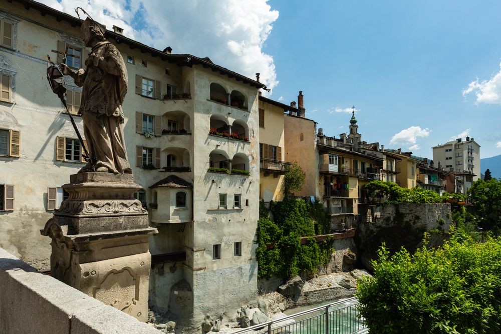 Chiavenna - Nepomukstatue und Häuserzeile entlang der Mera