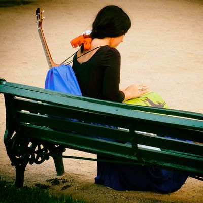 Chica con su Ukelele