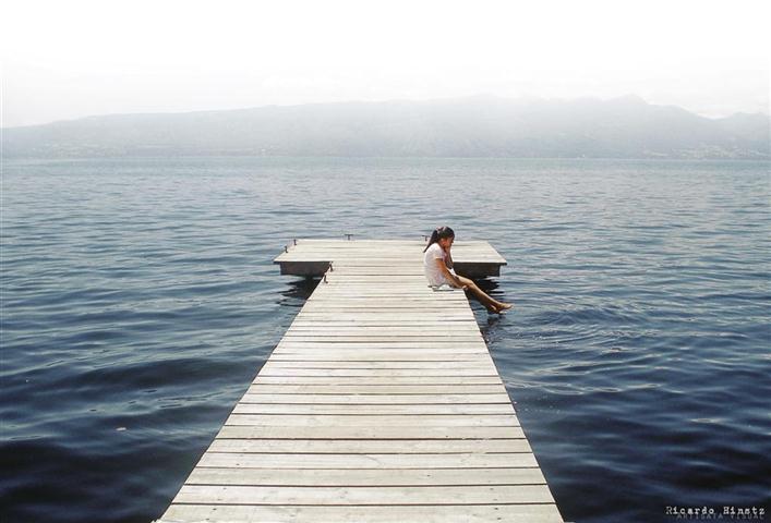 Chica en del muelle