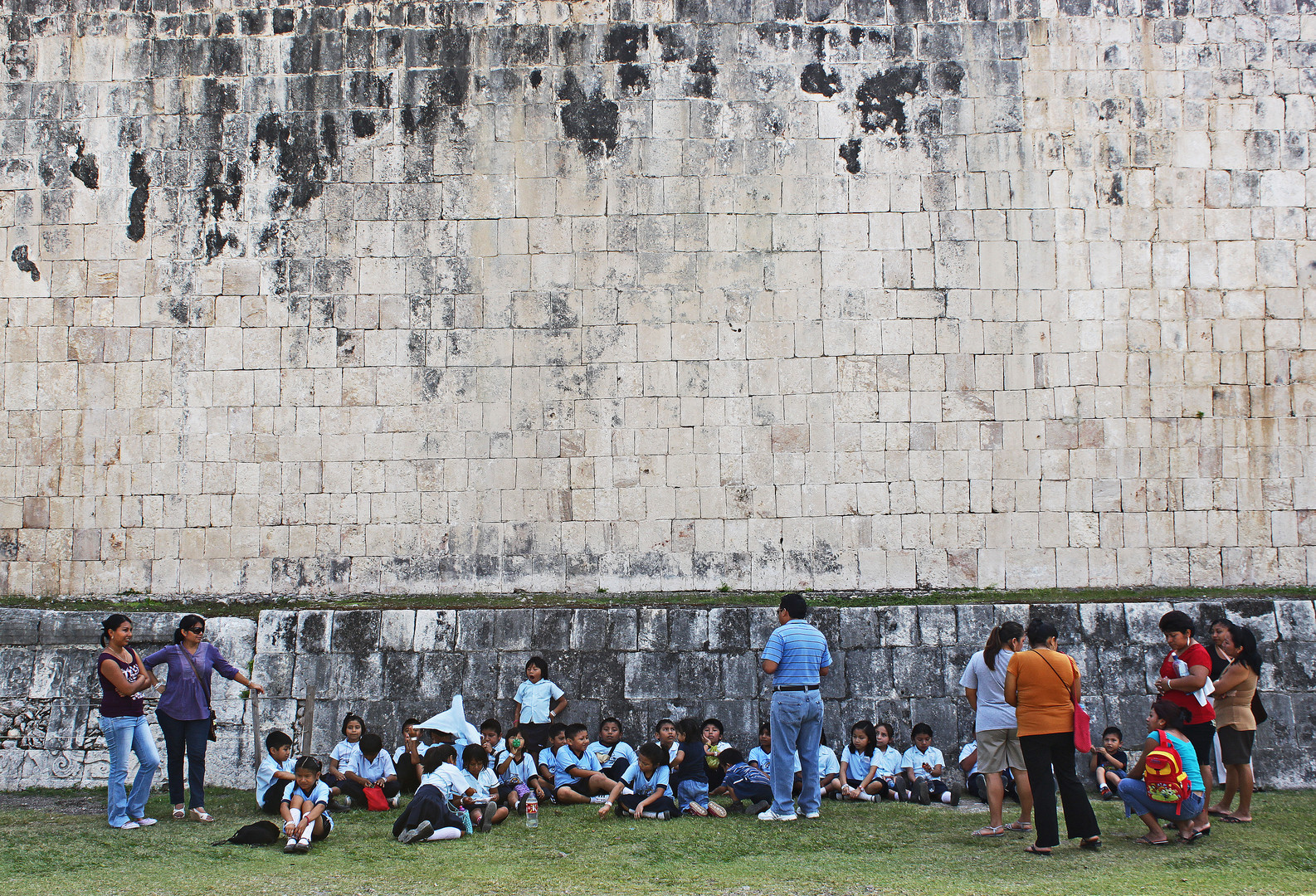 Chichen Itza - Schüler im Stadion