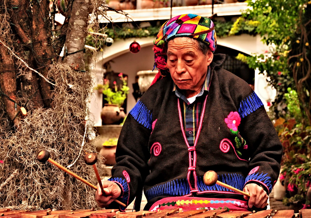 Chichicastenango- im Garten des Hotels Santo Tomas eine  Marimba Spielerin