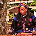 Chichicastenango- im Garten des Hotels Santo Tomas eine  Marimba Spielerin