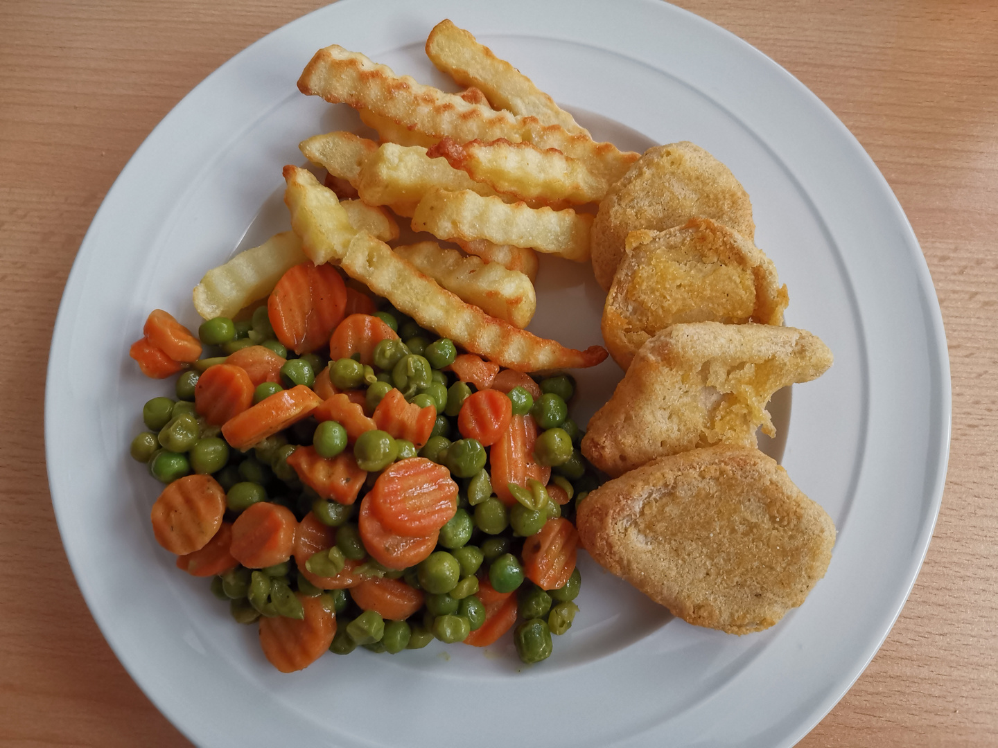 Chicken Nugget mit Pommes und Gemüse Foto &amp; Bild | deutschland, europe ...