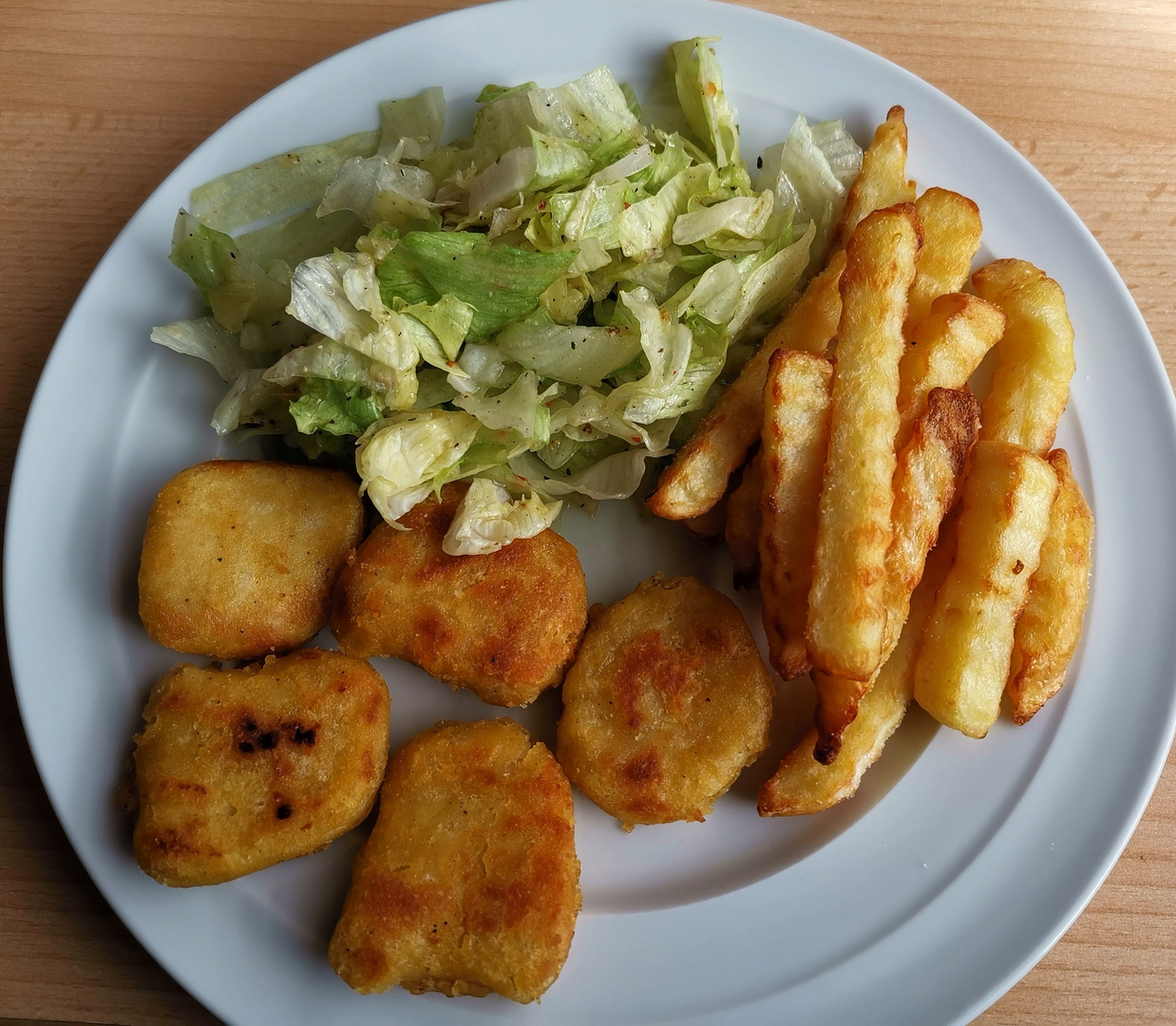 Chicken Nugget mit Pommes und Salat Foto &amp; Bild | deutschland, europe ...