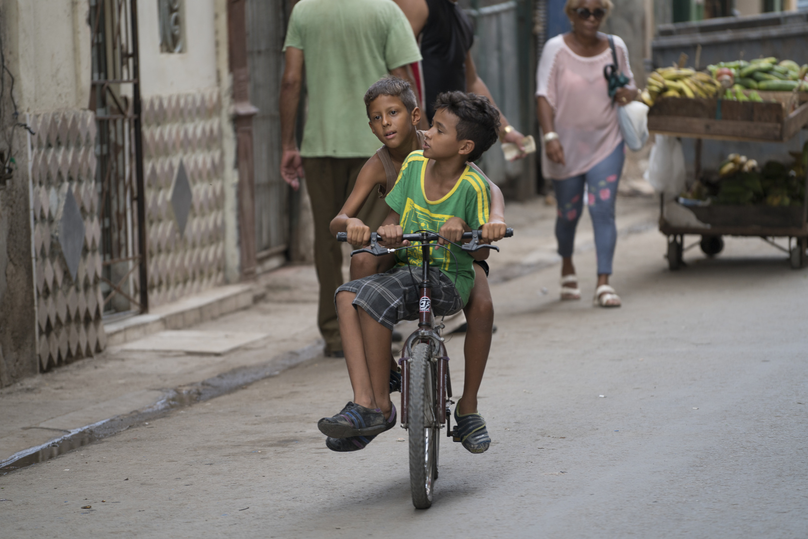 chicos con la bicicleta