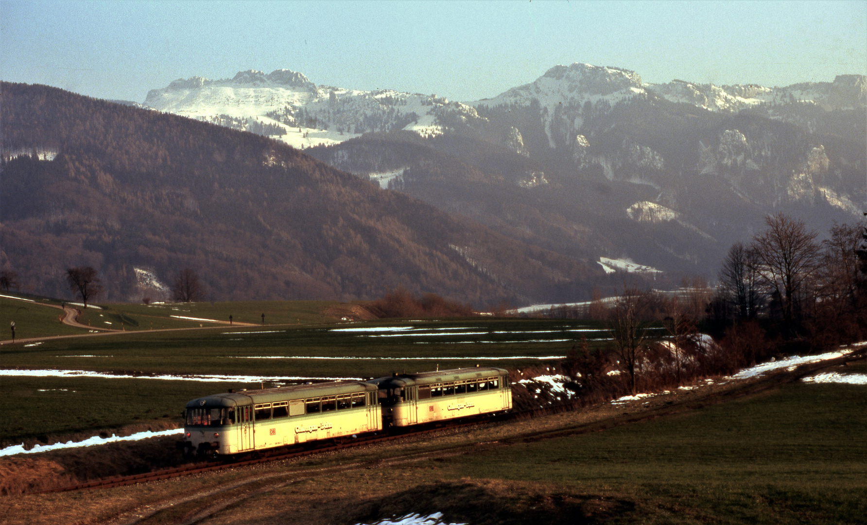 Chiemgaubahn bei Umratshausen am Abend