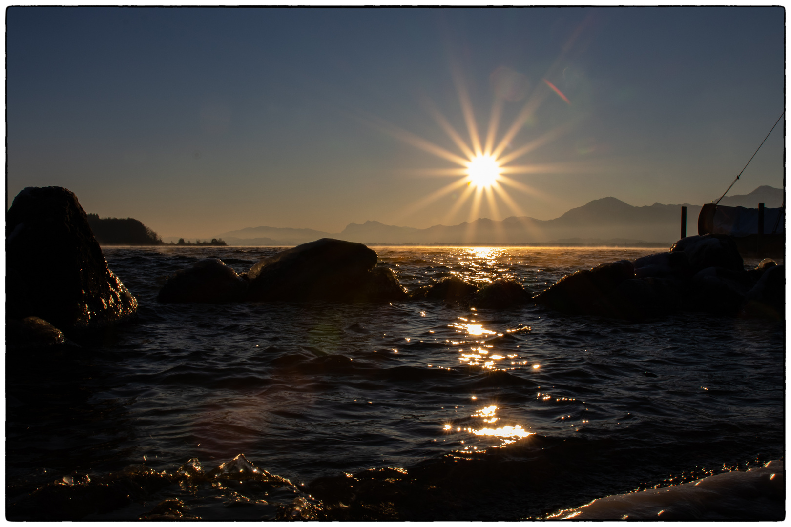 Chiemsee an einem kalten Wintermorgen