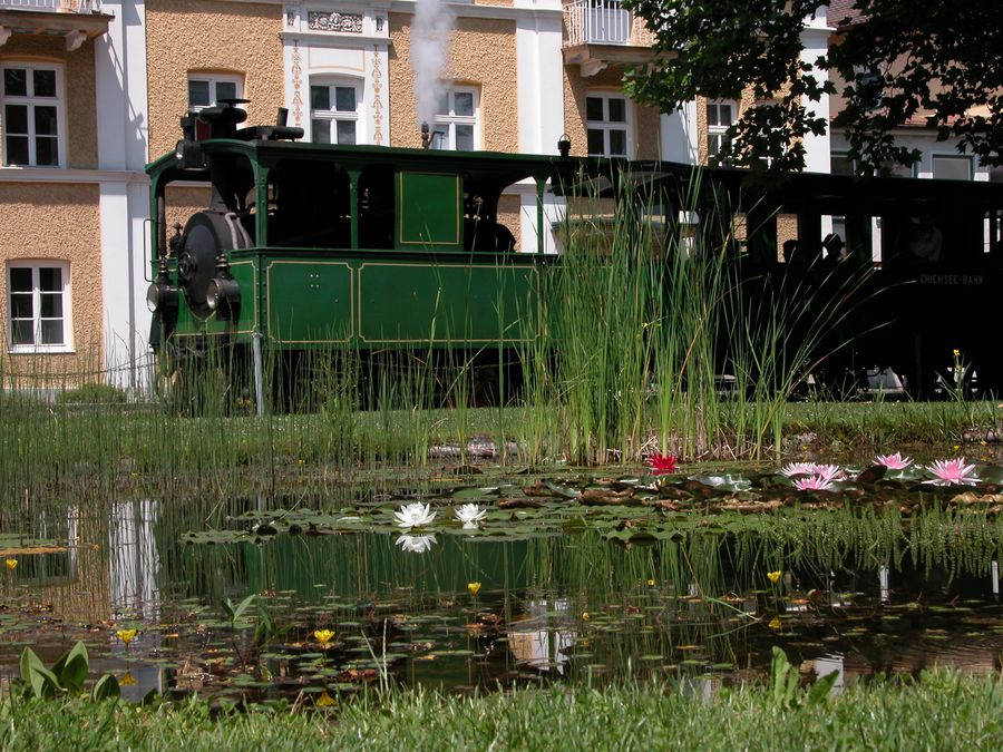 Chiemseebahn in voller Fahrt