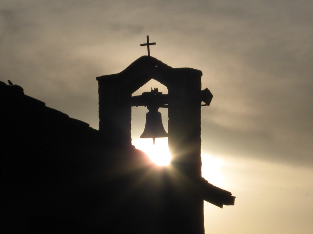 chiesa di campagna al tramonto