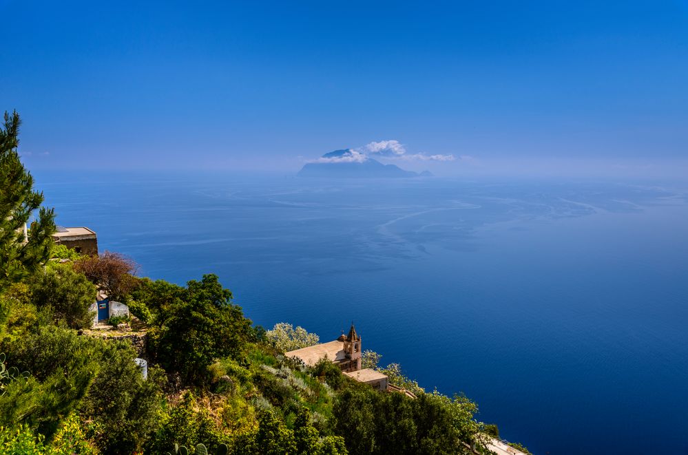 Chiesa di San Bartolo gegen Filicudi, Alicudi, Liparische Inseln, Sizilien