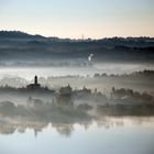 Chiesa nella nebbia mattutina