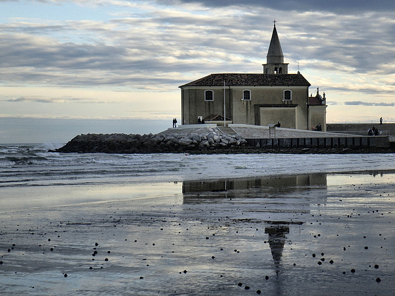 chiesa sul lungomare