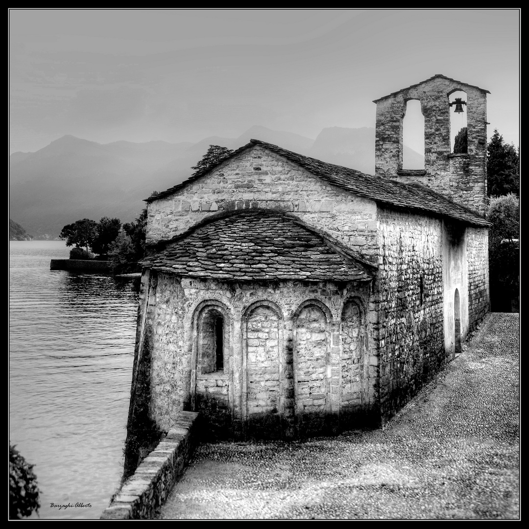 chiesetta sul lago di Como