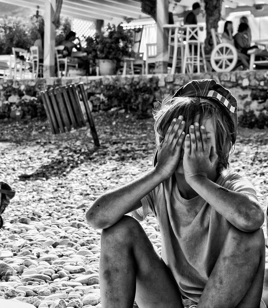 CHILD ON THE BEACH