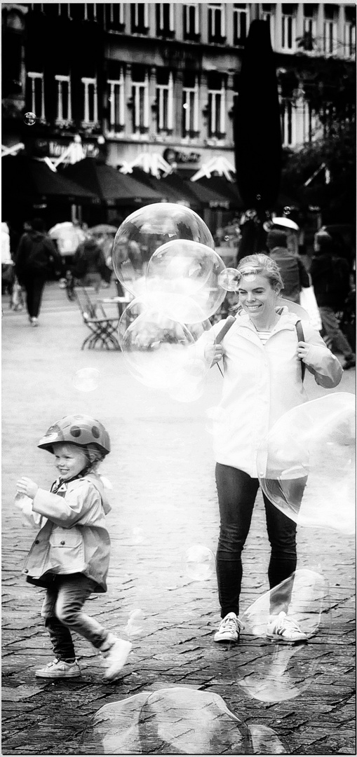 children and soap bubbles