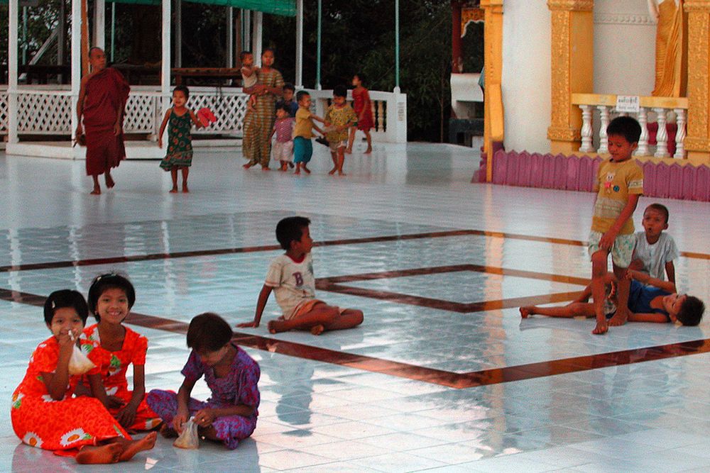 Children in the temples complex Pyi Daw Aye Pagoda