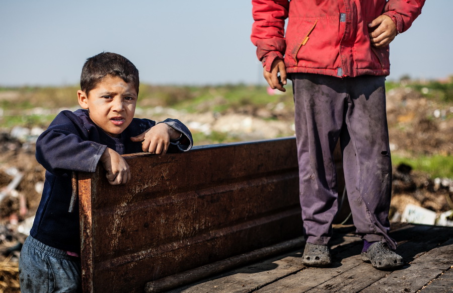 Children on the garbage dump 2