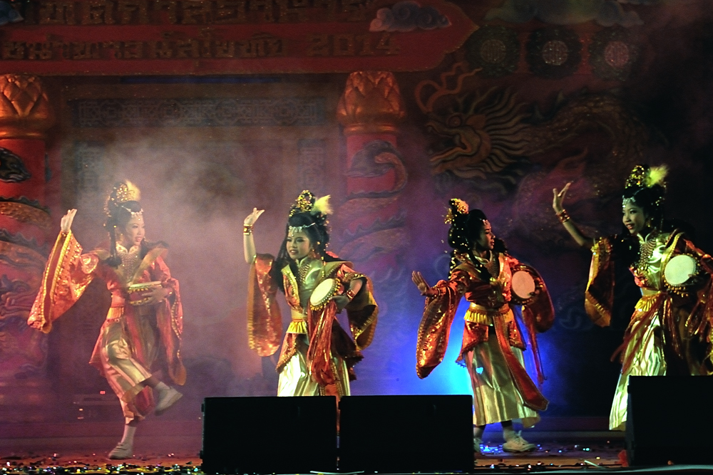 Children show Chinese performance